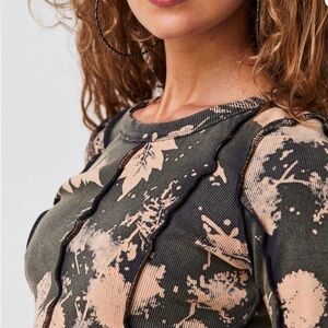 We The Free by Free People, Stylish Leaf Print Thermal top. Size XL. Great UC